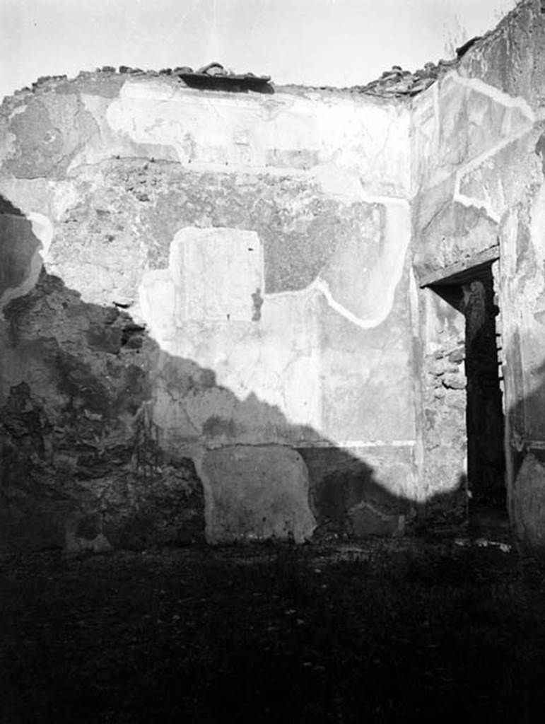 231090 Bestand-D-DAI-ROM-W.0935.jpg
VI.9.6 Pompeii. W.935. Room 20, east wall and south-east corner.
Photo by Tatiana Warscher. With kind permission of DAI Rome, whose copyright it remains. 
See http://arachne.uni-koeln.de/item/marbilderbestand/231090