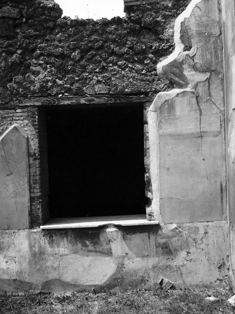 VI.9.6 Pompeii. W.893. 
North-west side of pseudo-peristyle 17, with window to room 21 and remains of wall decoration.
Photo by Tatiana Warscher. Photo © Deutsches Archäologisches Institut, Abteilung Rom, Arkiv.