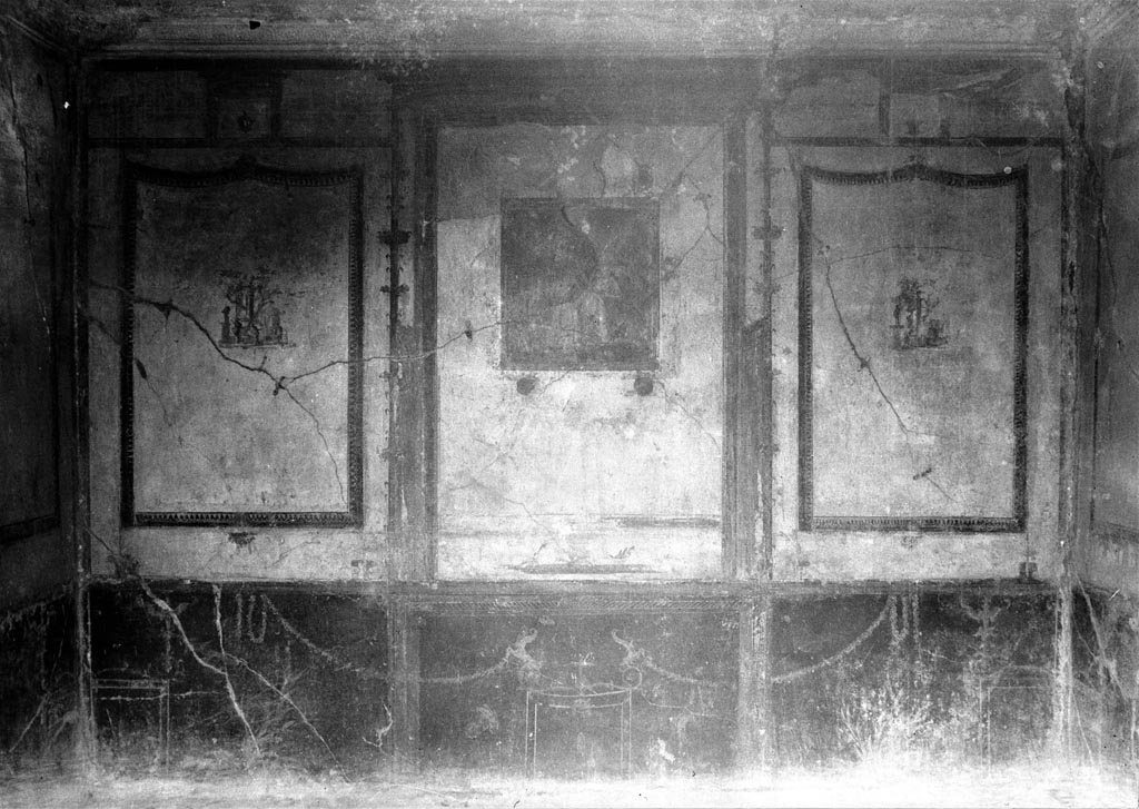 VI.9.6 Pompeii. W.922. Room 21, west wall showing central painting and two side panels.
Photo by Tatiana Warscher. Photo © Deutsches Archäologisches Institut, Abteilung Rom, Arkiv.
