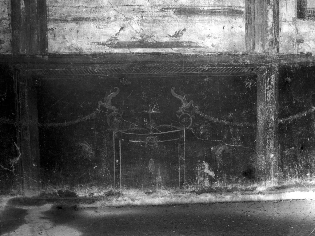 VI.9.6 Pompeii. W.923. Room 21, west wall dado, or zoccolo.
Photo by Tatiana Warscher. Photo © Deutsches Archäologisches Institut, Abteilung Rom, Arkiv.