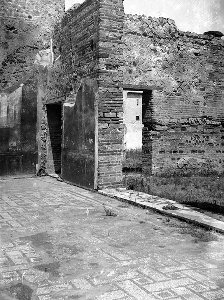 VI.9.6 Pompeii. W. 973. 
Looking north-east from peristyle, towards doorway from pseudo-peristyle (on left) and Room 22 with doorway in north wall to pseudo-peristyle (in centre).
Photo by Tatiana Warscher. Photo © Deutsches Archäologisches Institut, Abteilung Rom, Arkiv.