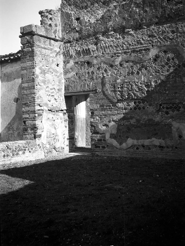 VI.9.6 Pompeii. W. 964. Room 22, north-east corner with doorway into corridor 26. 
Photo by Tatiana Warscher. Photo © Deutsches Archäologisches Institut, Abteilung Rom, Arkiv.