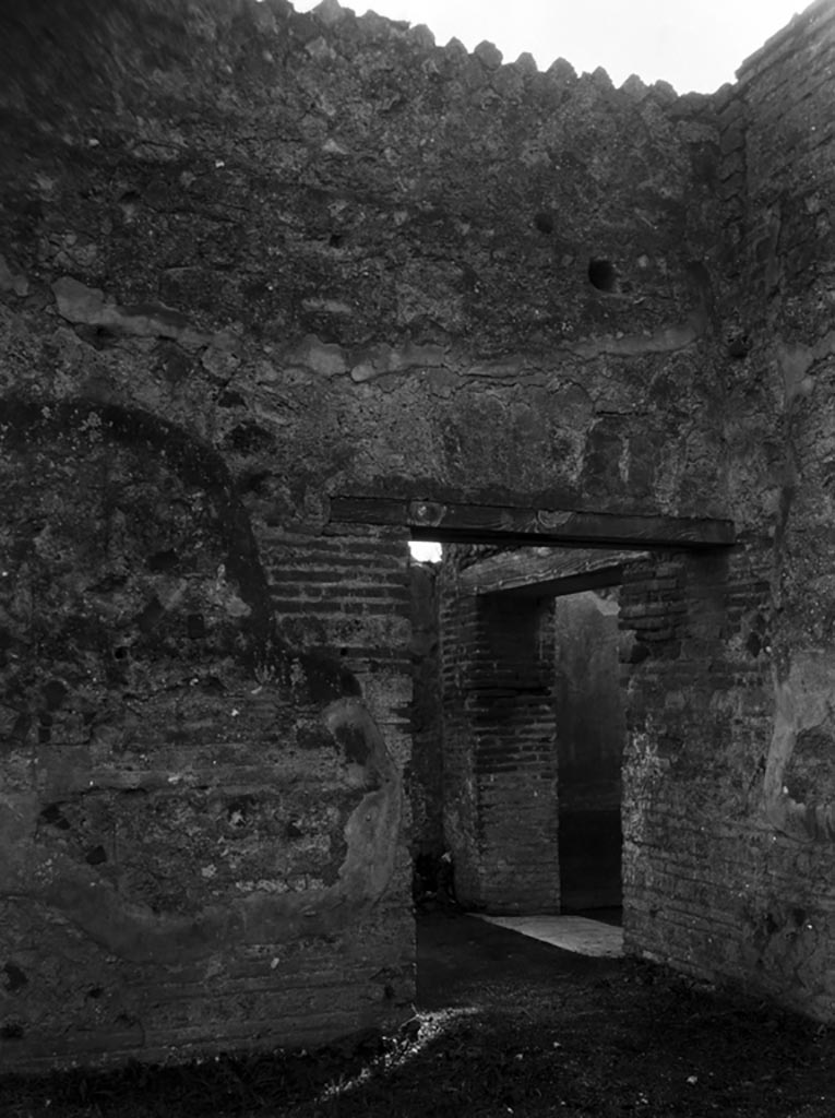 VI.9.6 Pompeii. W. 975. Room 22, south-west corner with doorway to room 24. 
Photo by Tatiana Warscher. Photo © Deutsches Archäologisches Institut, Abteilung Rom, Arkiv.