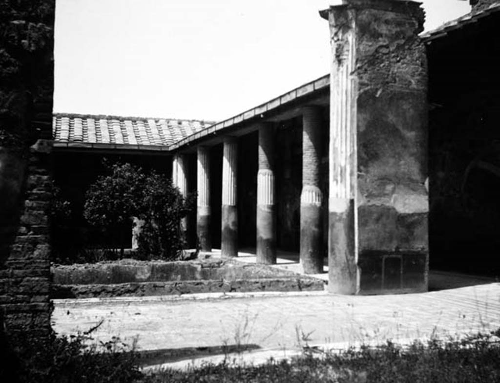 231346 Bestand-D-DAI-ROM-W.0986.jpg
VI.9.6 Pompeii. W. 986. Room 22, looking west from large exedra towards peristyle.
Photo by Tatiana Warscher. With kind permission of DAI Rome, whose copyright it remains. 
See http://arachne.uni-koeln.de/item/marbilderbestand/231346
