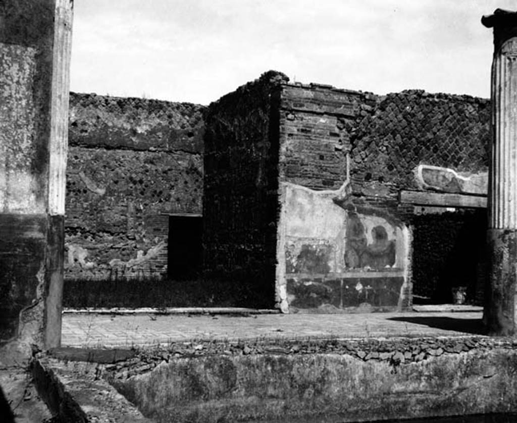 231844 Bestand-D-DAI-ROM-W.0979.jpg
VI.9.6 Pompeii. W. 979. East side of peristyle, with large doorway to room 22, (on left) and doorway to room 24(on right). 
Photo by Tatiana Warscher. With kind permission of DAI Rome, whose copyright it remains. 
See http://arachne.uni-koeln.de/item/marbilderbestand/231844