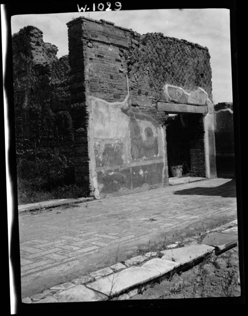 230552 Bestand-D-DAI-ROM-W.1029.jpg
VI.9.6 Pompeii. W.1029. East side of peristyle, with doorway to room 22, on left, and to room 24, on right.
Photo by Tatiana Warscher. With kind permission of DAI Rome, whose copyright it remains. 
See http://arachne.uni-koeln.de/item/marbilderbestand/230552