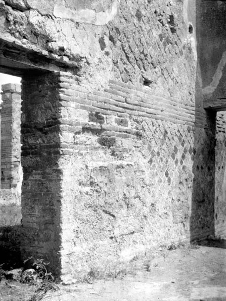 231345 Bestand-D-DAI-ROM-W.0980.jpg
VI.9.6 Pompeii. W. 980. Room 24, north wall, with doorway to room 22 on left, and room 25 on right.
Photo by Tatiana Warscher. With kind permission of DAI Rome, whose copyright it remains. 
See http://arachne.uni-koeln.de/item/marbilderbestand/231345