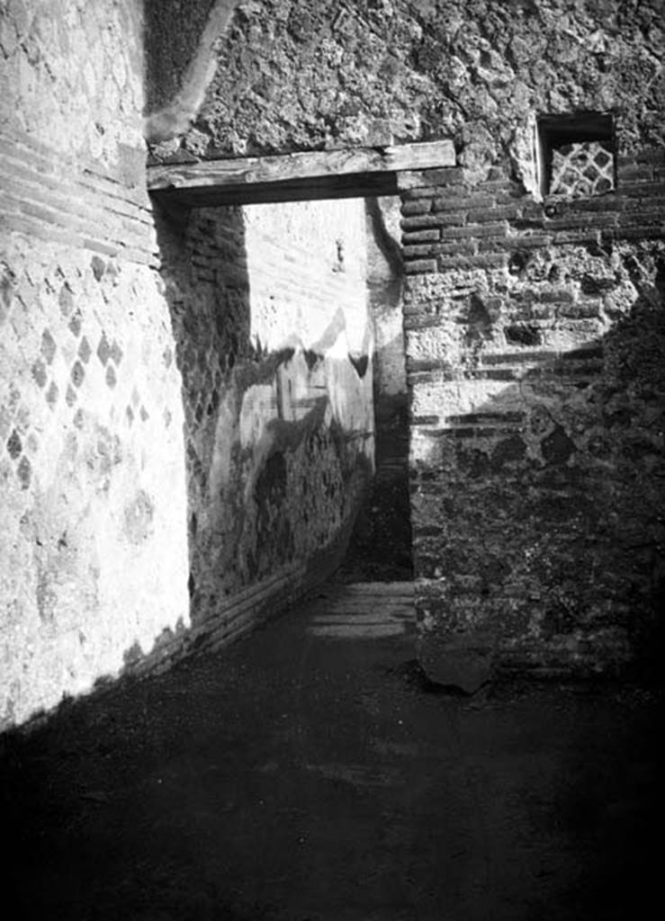 231845 Bestand-D-DAI-ROM-W.0981.jpg
VI.9.6 Pompeii. W. 981. Room 24, east wall, and doorway to room 25. 
Photo by Tatiana Warscher. With kind permission of DAI Rome, whose copyright it remains. 
See http://arachne.uni-koeln.de/item/marbilderbestand/231845