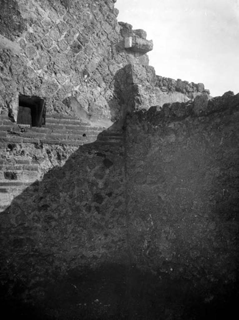 231589 Bestand-D-DAI-ROM-W.0982.jpg
VI.9.6 Pompeii. W. 982. Room 24, south-east corner.
Photo by Tatiana Warscher. With kind permission of DAI Rome, whose copyright it remains. 
See http://arachne.uni-koeln.de/item/marbilderbestand/231589