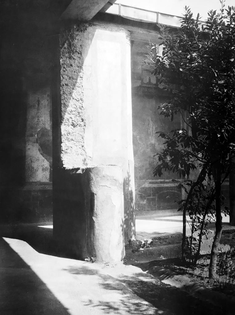VI.9.6 Pompeii. W.948. 
Pilaster in north-west corner of peristyle 6, looking towards south side of pilaster, and north wall of peristyle.
The figure from the second yellow panel on the west of the doorway to the atrium, can be seen to the right of the pilaster.
Photo by Tatiana Warscher. Photo © Deutsches Archäologisches Institut, Abteilung Rom, Arkiv.