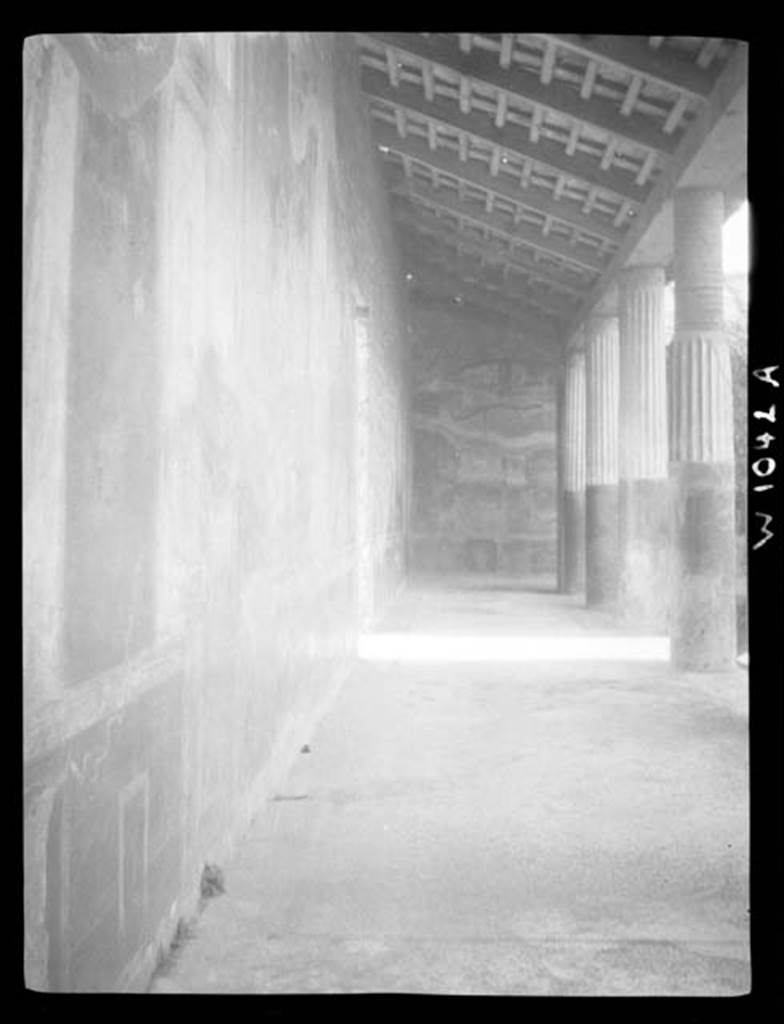 230403 Bestand-D-DAI-ROM-W.1042A.jpg
VI.9.6 Pompeii. W.1042. Room 6, looking west along south portico of peristyle towards west wall in south-west corner.
Photo by Tatiana Warscher. With kind permission of DAI Rome, whose copyright it remains. 
See http://arachne.uni-koeln.de/item/marbilderbestand/230403