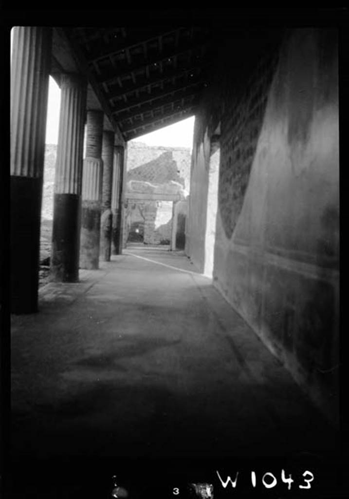 230404 Bestand-D-DAI-ROM-W.1043.jpg
VI.9.6 Pompeii. W.1043. Room 6, looking east along south portico of peristyle.
Photo by Tatiana Warscher. With kind permission of DAI Rome, whose copyright it remains. 
See http://arachne.uni-koeln.de/item/marbilderbestand/230404