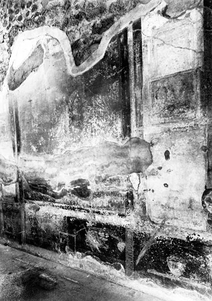 231072 Bestand-D-DAI-ROM-W.0223.jpg
VI.9.6 Pompeii. W.223. Room 6, wall decoration at east end of the south wall of portico.
Photo by Tatiana Warscher. With kind permission of DAI Rome, whose copyright it remains. 
See http://arachne.uni-koeln.de/item/marbilderbestand/231072