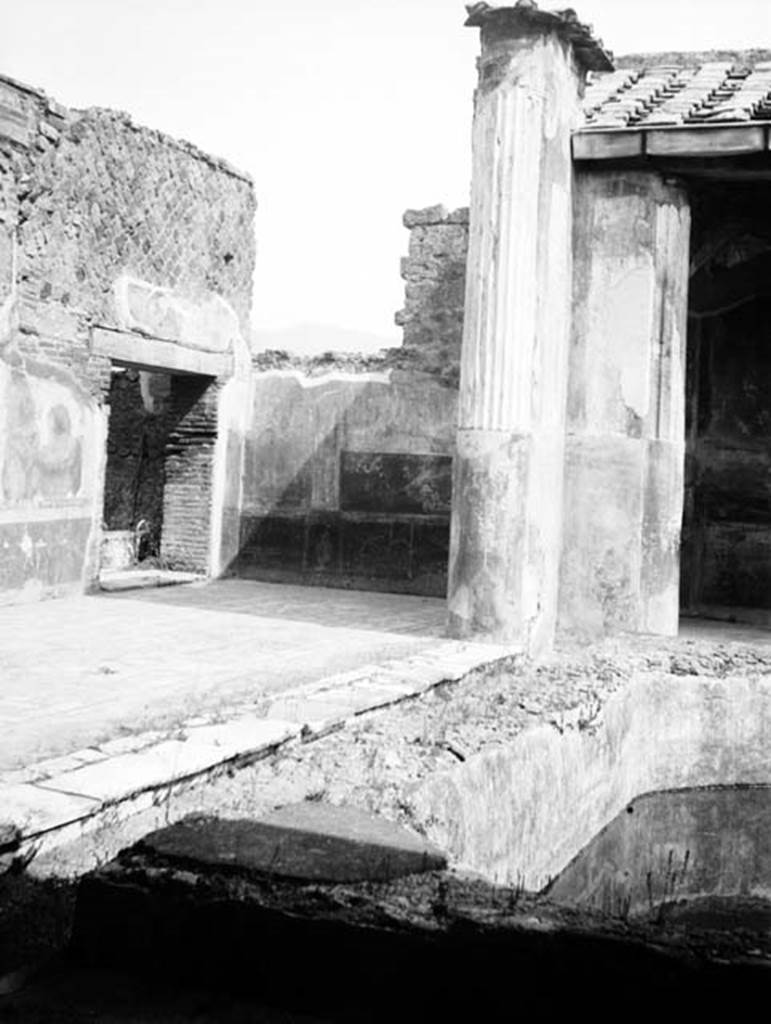 231348 Bestand-D-DAI-ROM-W.0995.jpg
VI.9.6 Pompeii. W.995 Room 6, looking towards south-east corner of peristyle, and doorway to room 24.
Photo by Tatiana Warscher. With kind permission of DAI Rome, whose copyright it remains. 
See http://arachne.uni-koeln.de/item/marbilderbestand/231348