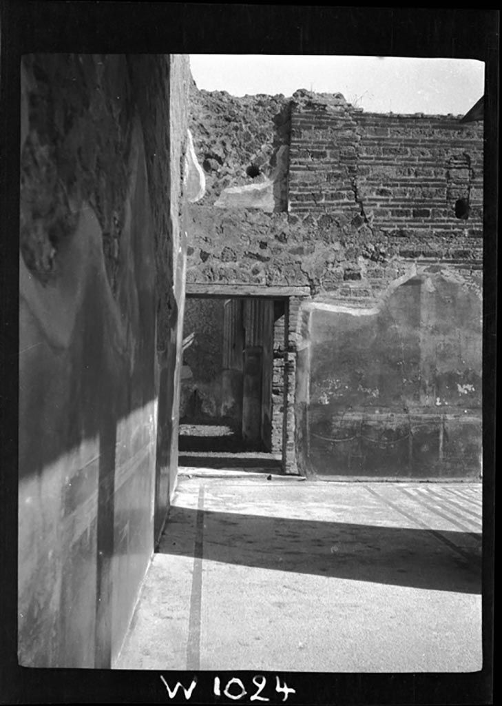 VI.9.6 Pompeii. W.1024. 
Room 6, looking east along north portico of peristyle, towards doorway leading into the pseudo-peristyle, room 17.
Photo by Tatiana Warscher. Photo © Deutsches Archäologisches Institut, Abteilung Rom, Arkiv.