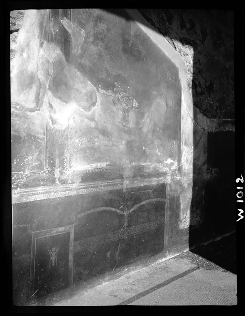 VI.9.6 Pompeii. W.1012. Room 6, painted decoration from east end of north portico of peristyle.
Photo by Tatiana Warscher. Photo © Deutsches Archäologisches Institut, Abteilung Rom, Arkiv.