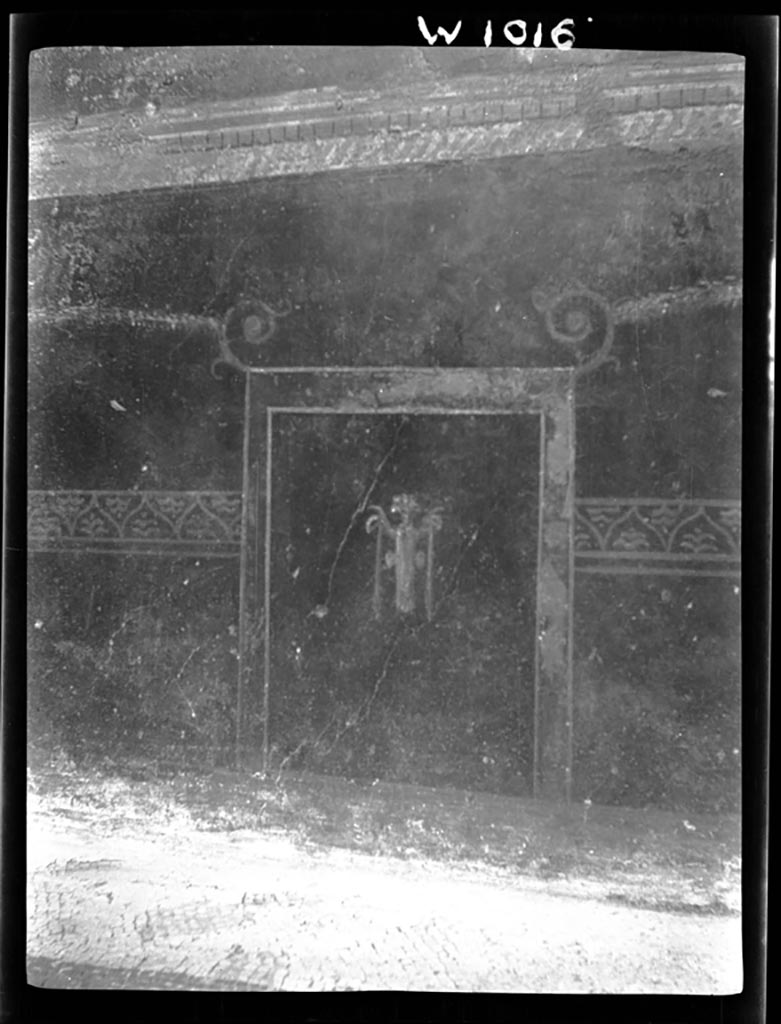 VI.9.6 Pompeii. W.1016. Room 6, detail from dado from east end on north portico of peristyle.
Photo by Tatiana Warscher. Photo © Deutsches Archäologisches Institut, Abteilung Rom, Arkiv.