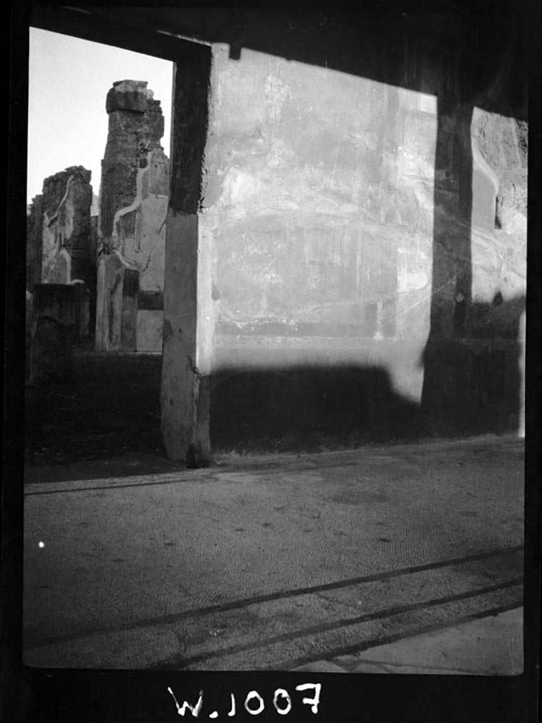 VI.9.6 Pompeii. W.1007. 
Room 6, north portico, looking towards doorway to atrium from peristyle, and wall on east side of doorway.
Photo by Tatiana Warscher. Photo © Deutsches Archäologisches Institut, Abteilung Rom, Arkiv.