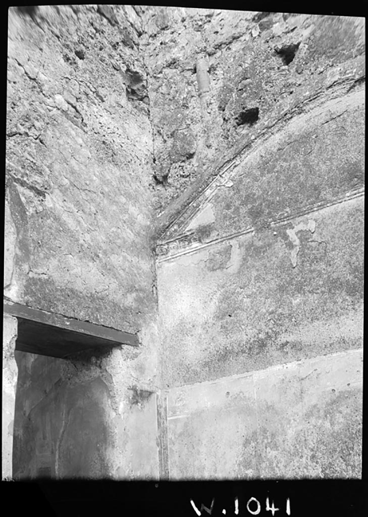 VI.9.6 Pompeii. W.1041. 
Room 23, south-west corner showing the remains of the vaulted ceiling on the west wall.
Photo by Tatiana Warscher. Photo © Deutsches Archäologisches Institut, Abteilung Rom, Arkiv.