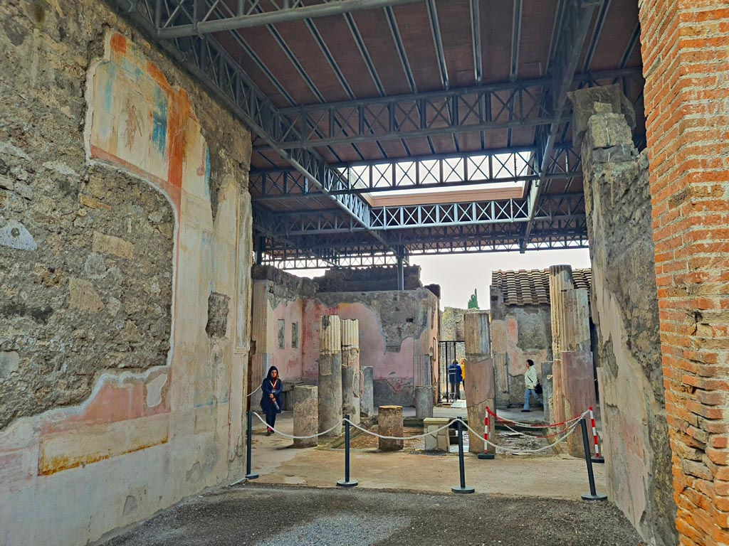 VI.9.6 Pompeii. November 2023. 
Room 9, looking west through tablinum towards atrium and entrance doorway, from west portico of garden area.
Photo courtesy of Giuseppe Ciaramella.