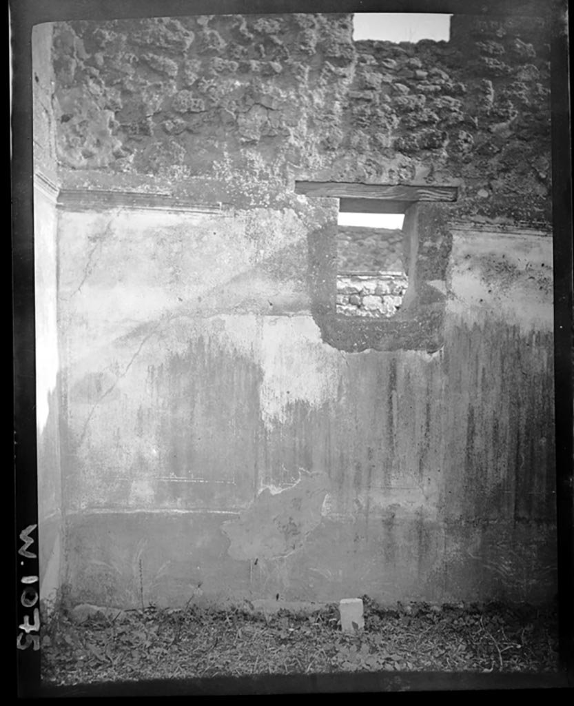 VI.9.7 Pompeii. W1075. Room 6, south wall with window.
Photo by Tatiana Warscher. Photo © Deutsches Archäologisches Institut, Abteilung Rom, Arkiv.