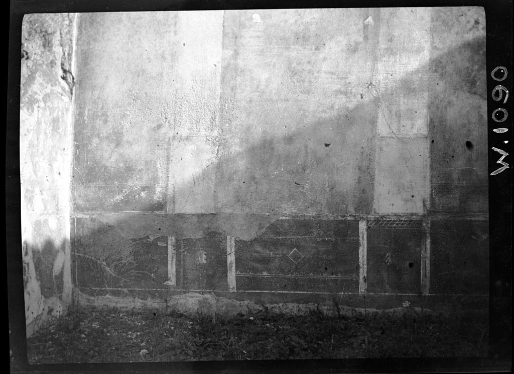 VI.9.7 Pompeii. W1090. Room 8, south wall with remains of painted wall decorations at east end.
Photo by Tatiana Warscher. Photo © Deutsches Archäologisches Institut, Abteilung Rom, Arkiv.