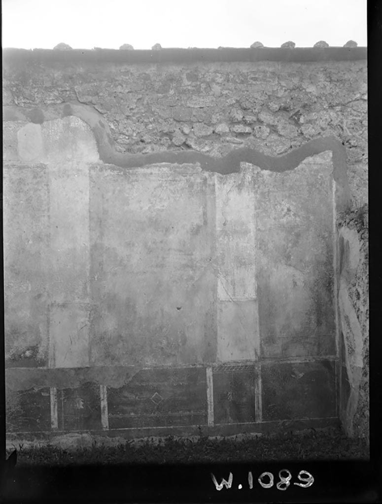 VI.9.7 Pompeii. W1089. Room 8, south wall with remains of painted wall decorations at west end.
Photo by Tatiana Warscher. Photo © Deutsches Archäologisches Institut, Abteilung Rom, Arkiv.