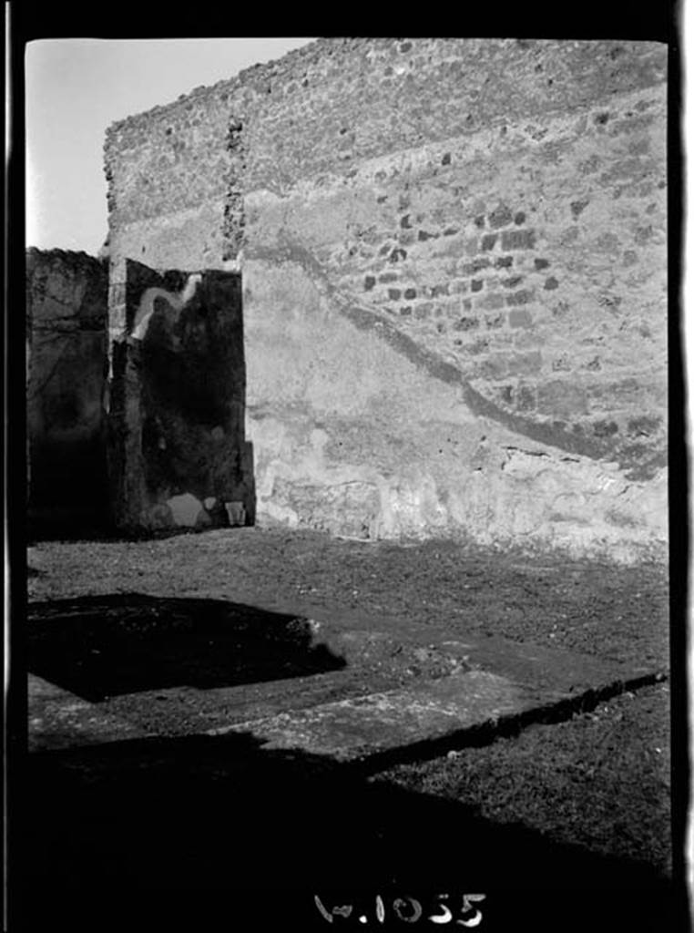 230565 Bestand-D-DAI-ROM-W.1055.jpg
VI.9.7 Pompeii. W1055. Room 2, north wall in north-west corner of atrium.
Photo by Tatiana Warscher. With kind permission of DAI Rome, whose copyright it remains. 
See http://arachne.uni-koeln.de/item/marbilderbestand/230565