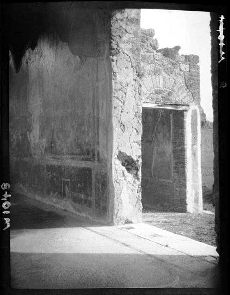 230407 Bestand-D-DAI-ROM-W.1048.jpg
VI.9.6 Pompeii. W.1048. Looking south-east from south portico of VI.9.6, towards room 2, atrium and room 9, cubiculum of VI.9.7.
Photo by Tatiana Warscher. With kind permission of DAI Rome, whose copyright it remains. 
See http://arachne.uni-koeln.de/item/marbilderbestand/230407