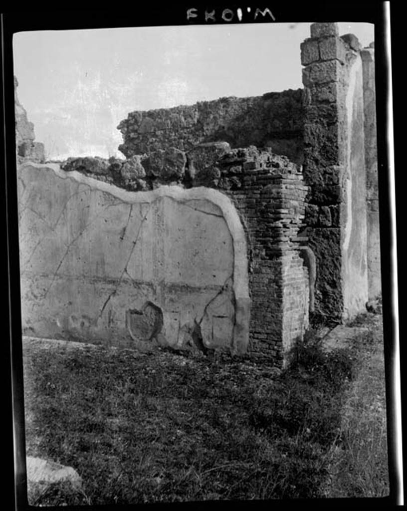 230422 Bestand-D-DAI-ROM-W.1083.jpg
VI.9.7 Pompeii. W.1083. Room 10, looking south at south wall of tablinum, and doorway to corridor 11, leading eastwards.
Photo by Tatiana Warscher. With kind permission of DAI Rome, whose copyright it remains. 
See http://arachne.uni-koeln.de/item/marbilderbestand/230422