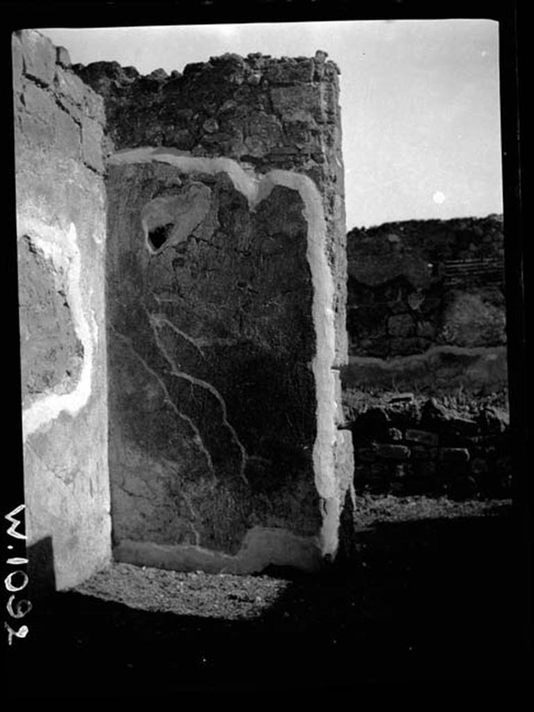 230585 Bestand-D-DAI-ROM-W.1092.jpg
VI.9.7 Pompeii. W1092. North-east end of corridor 11, leading to garden area.
Photo by Tatiana Warscher. With kind permission of DAI Rome, whose copyright it remains. 
See http://arachne.uni-koeln.de/item/marbilderbestand/230585