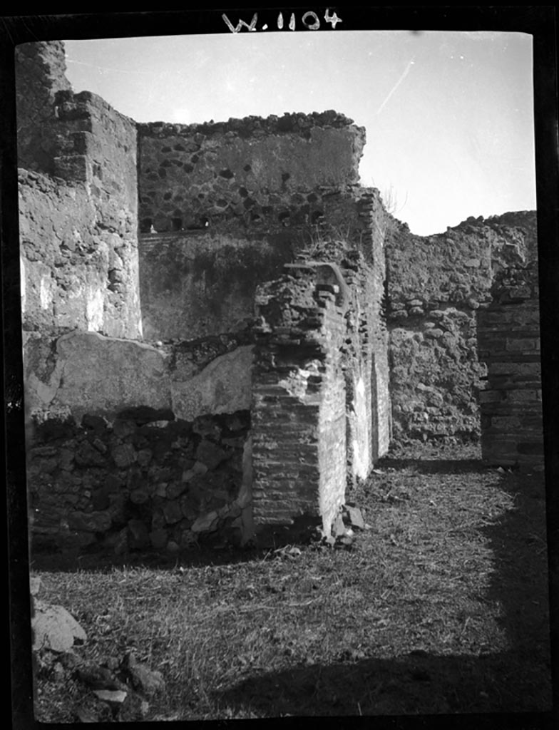 VI.9.7 Pompeii. W1104. 
Looking east along north portico of garden towards blocked wall to VI.9.6, and entrance to stables area at VI.9.8.
Rooms 16, on lower left, and room 17 can also be seen.
Photo by Tatiana Warscher. Photo © Deutsches Archäologisches Institut, Abteilung Rom, Arkiv.