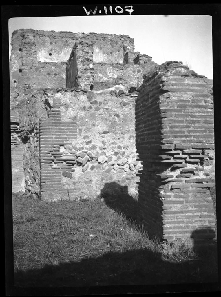 VI.9.7/8 Pompeii. W1107. 
Looking north past pilaster in stable 18, which would have been entered from VI.9.8.
The blocked doorway into VI.9.6 at the end of the north portico of the garden area, can be seen on the left.
Photo by Tatiana Warscher. Photo © Deutsches Archäologisches Institut, Abteilung Rom, Arkiv.