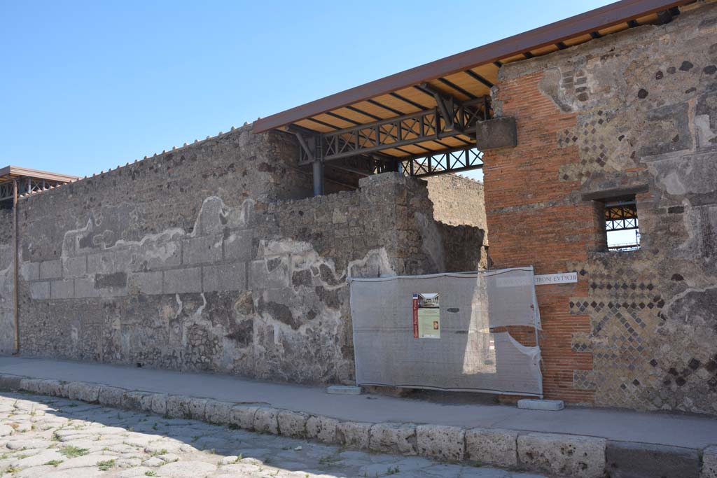 VI.9.7 Pompeii. July 2017. Looking north along exterior front facade on north and south sides of entrance doorway.
Foto Annette Haug, ERC Grant 681269 DÉCOR.