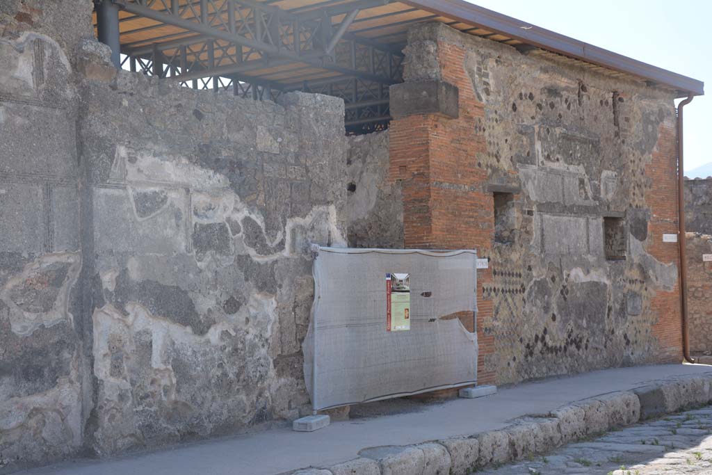 VI.9.7 Pompeii. July 2017. Looking south along exterior front facade on north and south sides of entrance doorway.
Foto Annette Haug, ERC Grant 681269 DÉCOR.