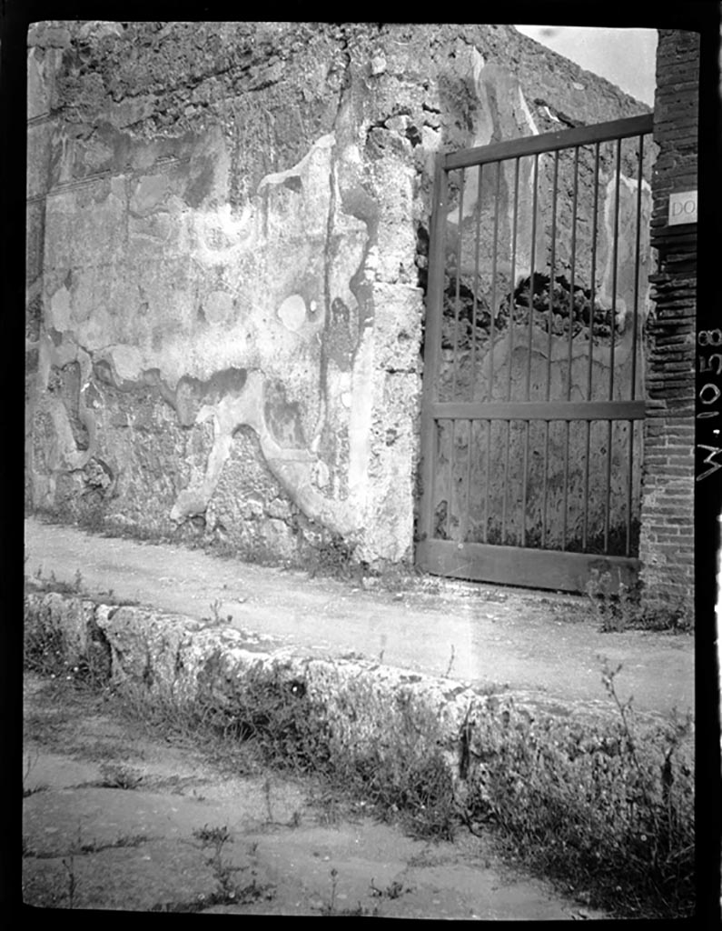 VI.9.7 Pompeii. W1058. Façade on north side of entrance doorway.
Photo by Tatiana Warscher. Photo © Deutsches Archäologisches Institut, Abteilung Rom, Arkiv.
