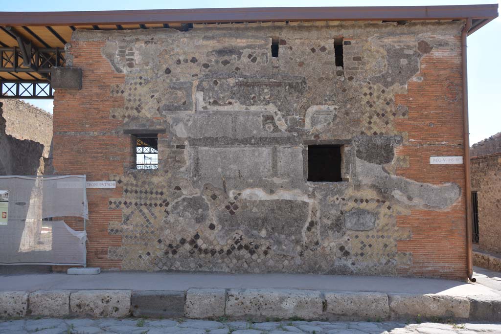 VI.9.7 Pompeii. July 2017. Exterior front façade on south side of entrance doorway on Via di Mercurio.
Foto Annette Haug, ERC Grant 681269 DÉCOR.