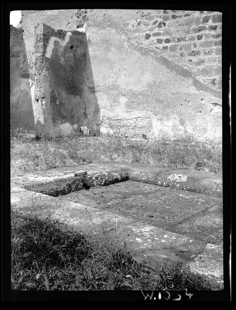 VI.9.7 Pompeii. W1054. North-west corner of room 2, atrium, impluvium, and doorway to cubiculum 3.
Photo by Tatiana Warscher. Photo © Deutsches Archäologisches Institut, Abteilung Rom, Arkiv.