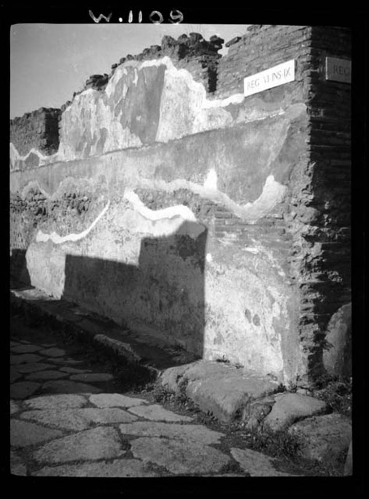 230595 Bestand-D-DAI-ROM-W.1109.jpg
VI.9.8 Pompeii. W.1109. Exterior south wall on Vicolo di Mercurio, at east end.
Photo by Tatiana Warscher. With kind permission of DAI Rome, whose copyright it remains. 
See http://arachne.uni-koeln.de/item/marbilderbestand/230595