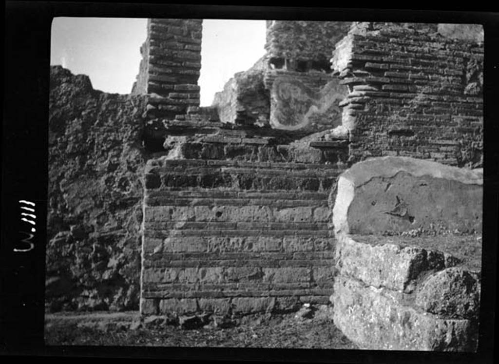 230596 Bestand-D-DAI-ROM-W.1111.jpg
VI.9.8 Pompeii. W1111. Blocked doorway (on left) and wall to north of it.
Photo by Tatiana Warscher. With kind permission of DAI Rome, whose copyright it remains. 
See http://arachne.uni-koeln.de/item/marbilderbestand/230596