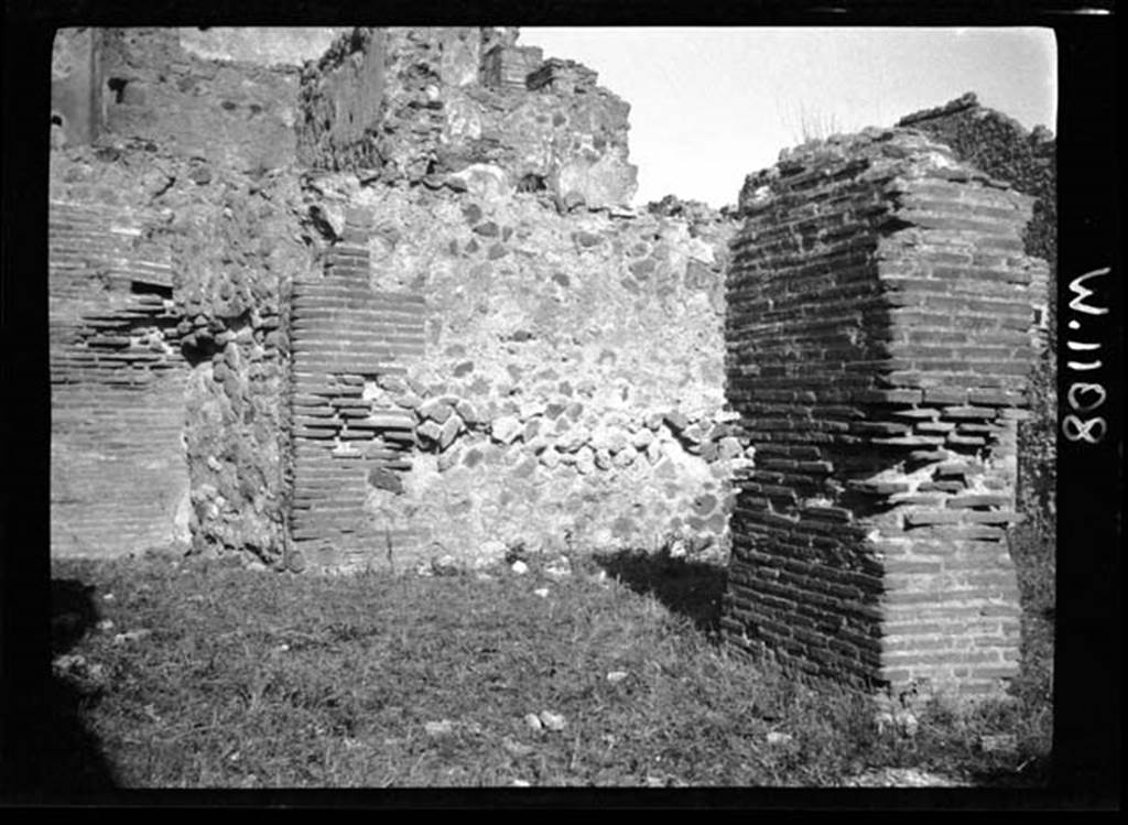 230433 Bestand-D-DAI-ROM-W.1108.jpg
VI.9.8 Pompeii. W1108. Looking north, with central pilaster (on right).
Photo by Tatiana Warscher. With kind permission of DAI Rome, whose copyright it remains. 
See http://arachne.uni-koeln.de/item/marbilderbestand/230433