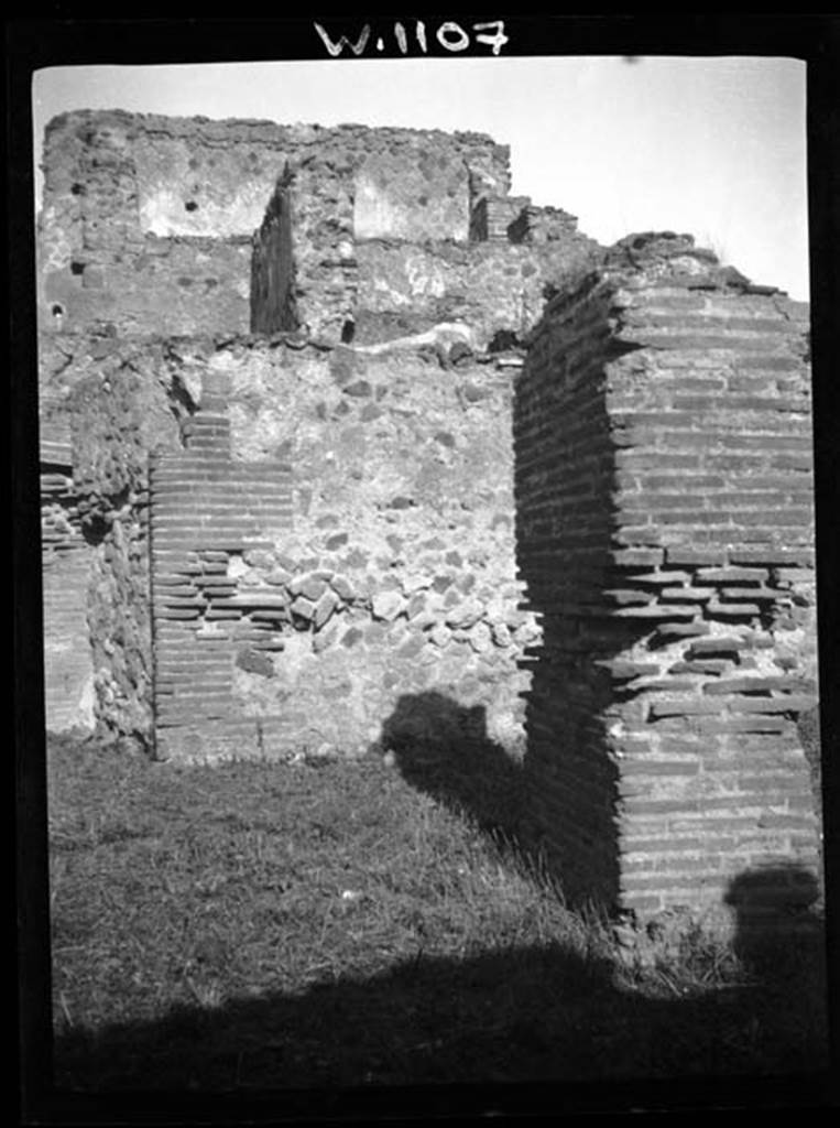 230594 Bestand-D-DAI-ROM-W.1107.jpg
VI.9.7/8 Pompeii. W1107. Looking north past pilaster in stable 18, which would have been entered from VI.9.8. The blocked doorway into VI.9.6 at the end of the north portico of the garden area, can be seen on the left.
Photo by Tatiana Warscher. With kind permission of DAI Rome, whose copyright it remains. 
See http://arachne.uni-koeln.de/item/marbilderbestand/230594