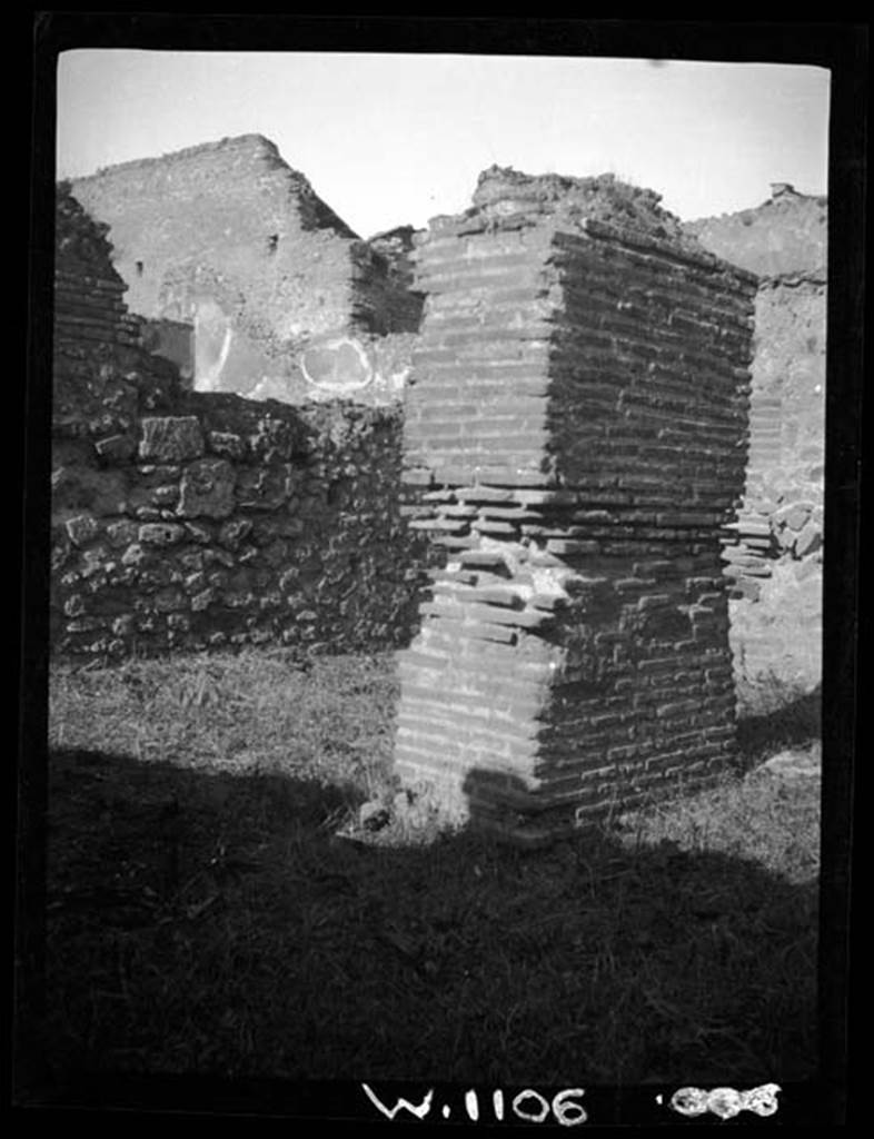230432 Bestand-D-DAI-ROM-W.1106.jpg
VI.9.8 Pompeii. W1106. Looking north-west towards central pilaster.
Photo by Tatiana Warscher. With kind permission of DAI Rome, whose copyright it remains. 
See http://arachne.uni-koeln.de/item/marbilderbestand/230432