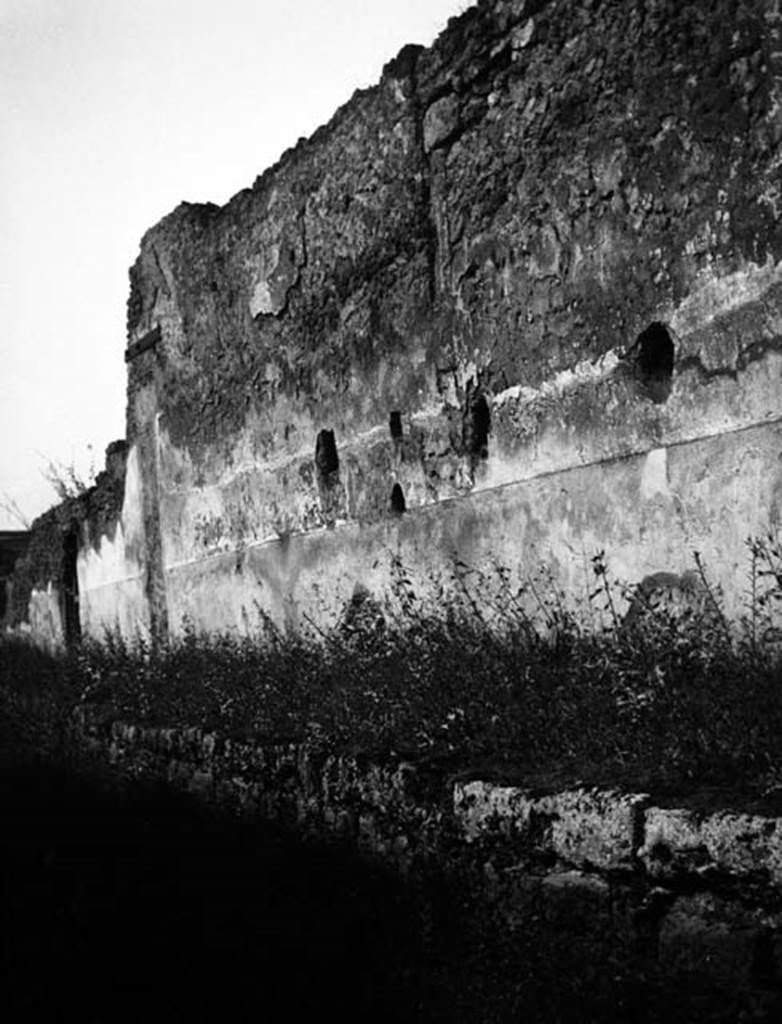 231332 Bestand-D-DAI-ROM-W.0944.jpg
VI.9.9 Pompeii. W944. Entrance doorway and façade on Vicolo del Fauno, looking south.
Photo by Tatiana Warscher. With kind permission of DAI Rome, whose copyright it remains. 
See http://arachne.uni-koeln.de/item/marbilderbestand/231332