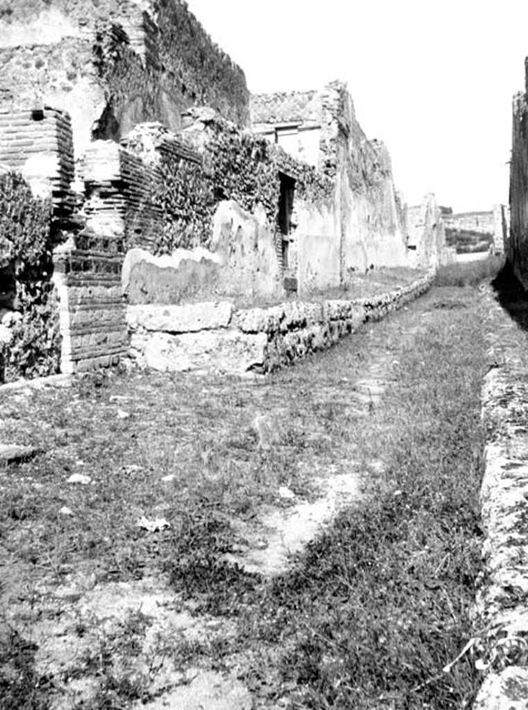 231579 Bestand-D-DAI-ROM-W.0947.jpg
VI.9.8/9 Pompeii. W.0947. Entrance doorways on west side of Vicolo del Fauno, looking north.
Photo by Tatiana Warscher. With kind permission of DAI Rome, whose copyright it remains. 
See http://arachne.uni-koeln.de/item/marbilderbestand/231579