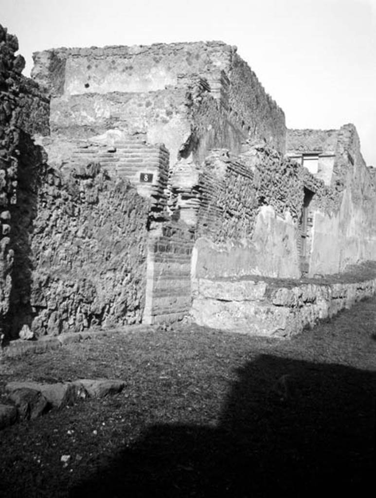 231849 Bestand-D-DAI-ROM-W.1112.jpg
VI.9.8/9 Pompeii. W.1112. Entrance doorways on west side of Vicolo del Fauno, looking north.
Photo by Tatiana Warscher. With kind permission of DAI Rome, whose copyright it remains. 
See http://arachne.uni-koeln.de/item/marbilderbestand/231849