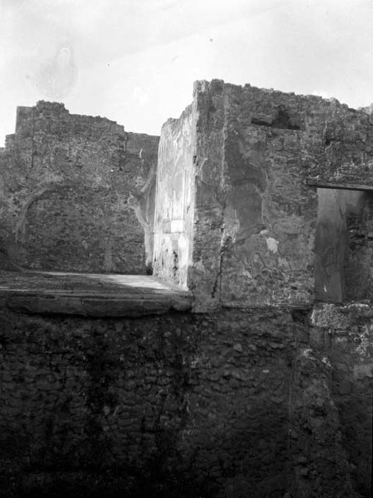 230882 Bestand-D-DAI-ROM-W.732.jpg
6.9.10 Pompeii. W732. Looking west towards room 32, (on left) and doorway from room 28 (on right). Taken from underground area at rear of 6.9.5
Photo by Tatiana Warscher. With kind permission of DAI Rome, whose copyright it remains. 
See http://arachne.uni-koeln.de/item/marbilderbestand/230882