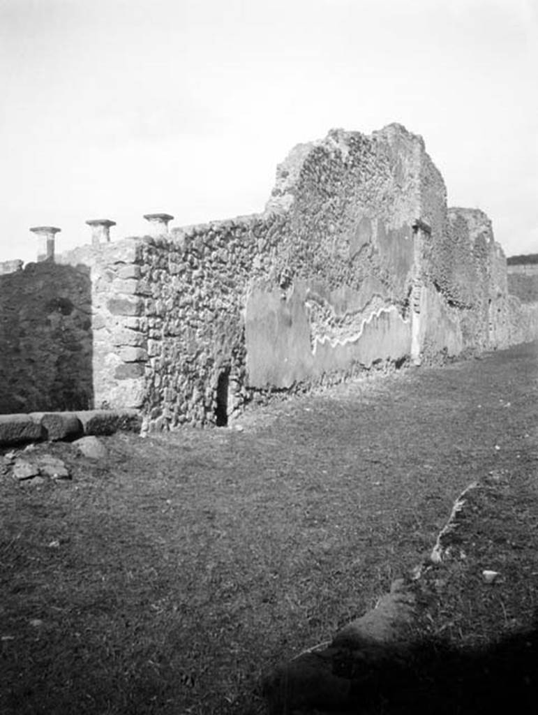 231040 Bestand-D-DAI-ROM-W.731.jpg
6.9.11Pompeii. W 731 Façade on Vicolo del Fauno, rear of 6.9.3/4/5 
Photo by Tatiana Warscher. With kind permission of DAI Rome, whose copyright it remains. 
See http://arachne.uni-koeln.de/item/marbilderbestand/231040