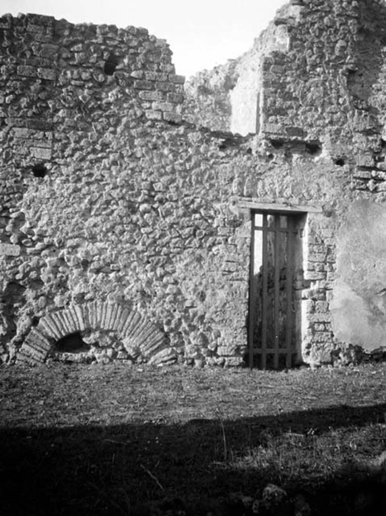 231772 Bestand-D-DAI-ROM-W.698.jpg
6.9.12 Pompeii. W698. Rear entrance to kitchen area from Vicolo del Fauno.
Photo by Tatiana Warscher. With kind permission of DAI Rome, whose copyright it remains. 
See http://arachne.uni-koeln.de/item/marbilderbestand/231772