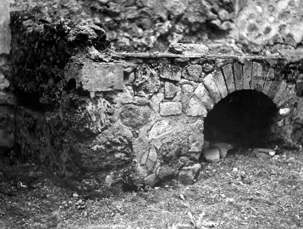 230870 Bestand-D-DAI-ROM-W.696.jpg
6.9.12 Pompeii. W696. Room 37, hearth against north wall in kitchen.
Photo by Tatiana Warscher. With kind permission of DAI Rome, whose copyright it remains. 
See http://arachne.uni-koeln.de/item/marbilderbestand/230870